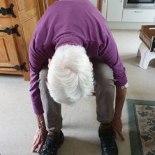 Deze dame van 78 jaar heeft haar hele leven yoga gedaan en ik geef haar nu stoelyoga aan huis